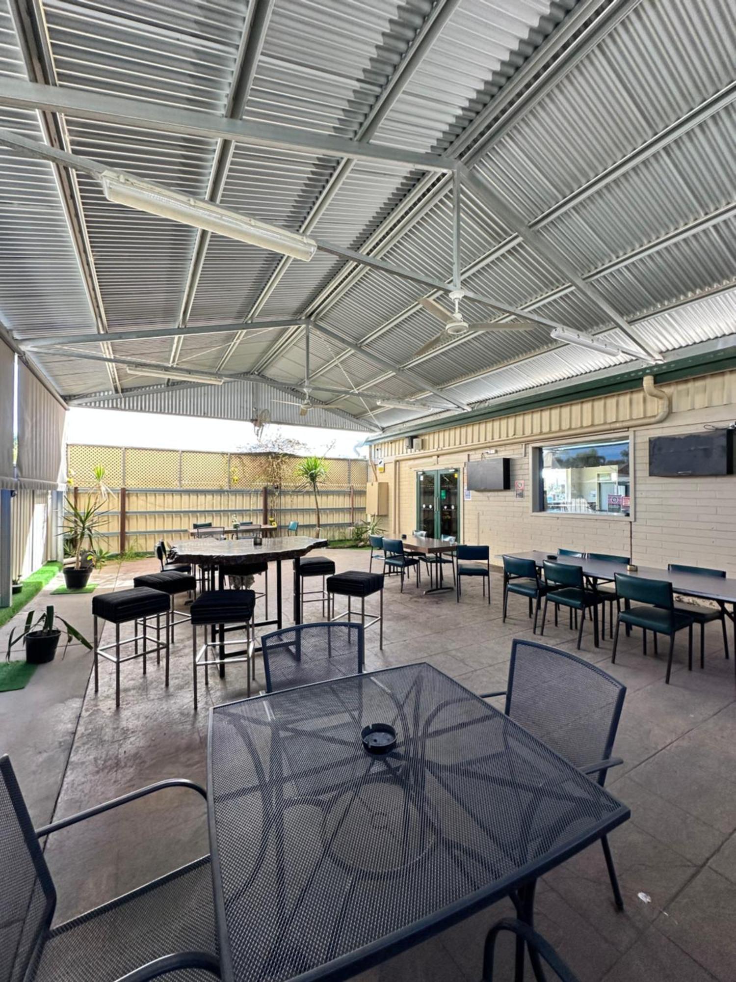 The Shamrock Hotel Balranald Exterior photo